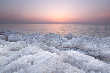 约旦死海盐岩图片