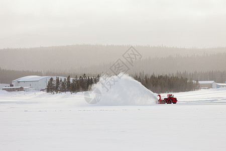 冬季风暴暴风雪中吹雪者清扫道路天气气候降雪车辆运输农村漂移白化状况沉淀图片