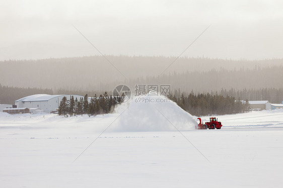 冬季风暴暴风雪中吹雪者清扫道路天气气候降雪车辆运输农村漂移白化状况沉淀图片
