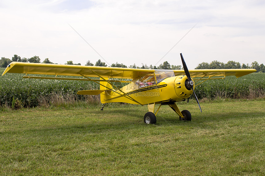 单引擎飞机停在草坪上图片