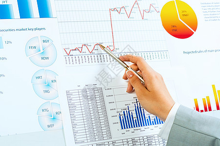 在财务图表上用女性手笔指着咨询报告工作生意人简报办公室就业经济学数据讨论图片