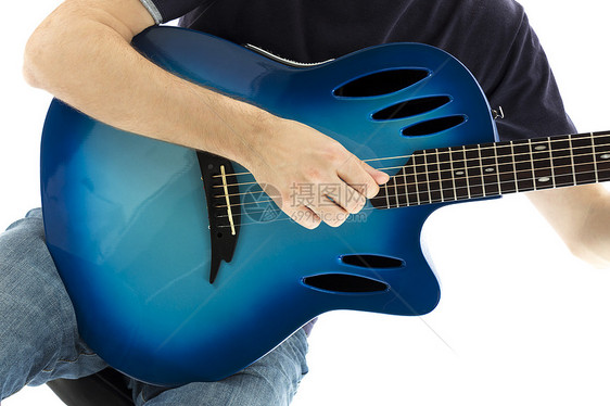 吉他家的吉他手 用他的蓝色电音吉他弹着白色后院图片