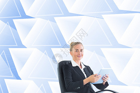 商业女商务人士坐在带平板板板的摇摆椅上的综合图像人士电脑控制板滚动绘图旋转辉光网格女性触摸屏图片