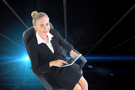 商业女商务人士坐在带平板板板的摇摆椅上的综合图像计算机套装女士技术网格电脑商务微笑职业旋转图片