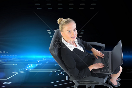 商业女商务人士用笔记本电脑坐在摇摇椅上的综合图像旋转计算机技术职业绘图微笑女性蓝色计算辉光图片