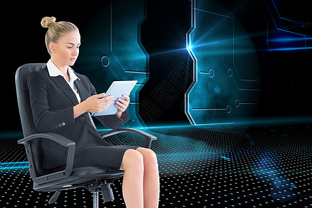 商业女商务人士坐在带平板板板的摇摆椅上的综合图像数字触摸屏计算机药片职业旋转商务蓝色人士电脑图片