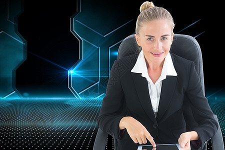 商业女商务人士坐在带平板板板的摇摆椅上的综合图像人士套装绘图开幕式药片旋转女性电脑商务计算机图片