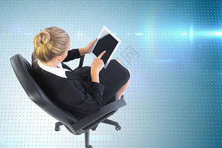 商业女商务人士坐在带平板板板的摇摆椅上的综合图像人士旋转技术职业药片套装绘图数字电脑触摸屏图片