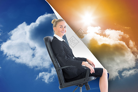 商业女商务人士坐在摇摆椅上的综合形象金发浅色商务计算机头发快乐人士天空多云女性图片