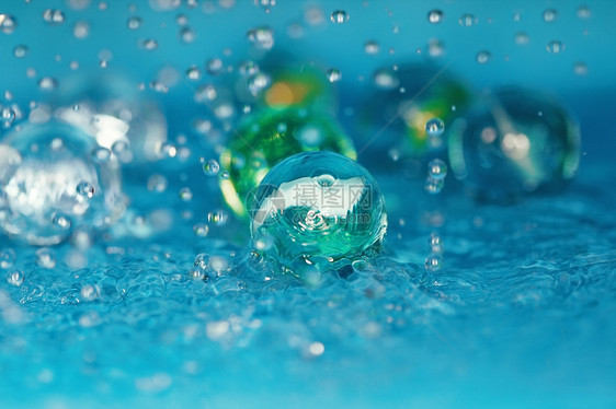 球和水宏观洪水装饰静物首饰海洋风格玻璃状下雨蓝色图片