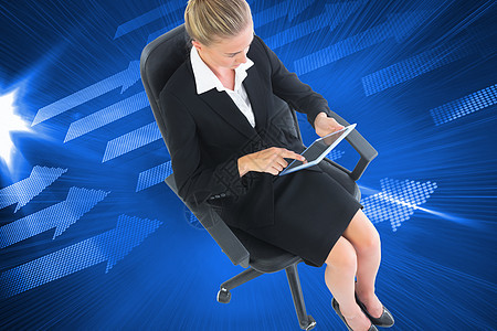 商业女商务人士坐在带平板板板的摇摆椅上的综合图像电脑女士绘图人士旋转职业药片女性计算机数字图片