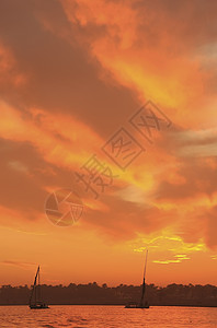 尼罗河日落 卢克索港口发动机航行血管运输剪影海岸银行全景帆船图片