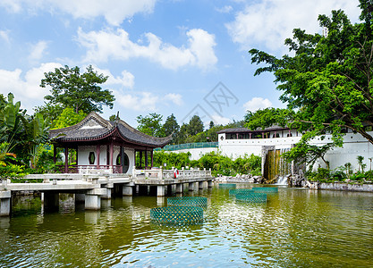 传统中华馆植物寺庙花园入口石头蓝色房子建筑池塘天空图片