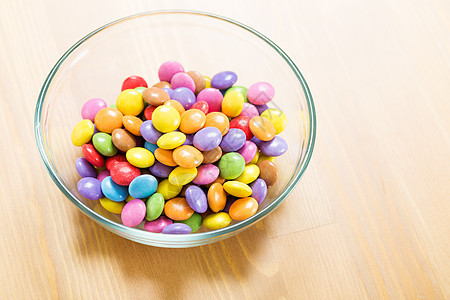 巧克力在碗中的糖果团体按钮聪明人味道涂层小吃红色白色黄色甜点图片