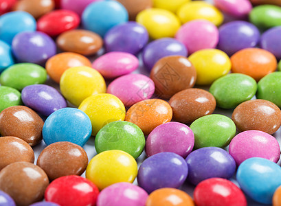 色彩多彩的糖果巧克力按钮黄色红色圆形棕色白色绿色食物垃圾图片