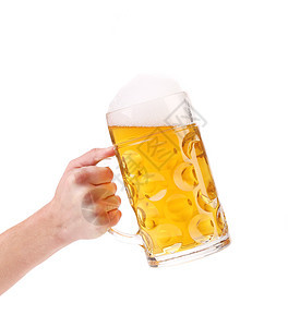 男人手握着啤酒的杯子琥珀色庆典金子液体文化食物酒吧玻璃流动气泡图片