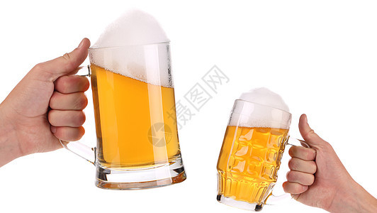 手里拿着两个满杯啤酒的杯子泡沫食物酒吧液体庆典琥珀色黄色金子气泡派对图片