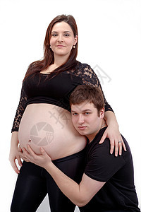 快乐的情侣 与丈夫一起微笑的怀孕妇女男性母性父母男人婴儿妻子腹部工作室家庭女士图片