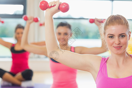 健身课和训练员举哑铃培训师力量锻炼训练健身室女性运动服闲暇护理班级图片