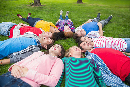一群朋友在公园里躺着混血学校乐趣男性学习微笑幸福校园朋友们圆圈图片