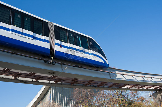 单轨列车过境铁路天空建筑学交通民众城市乘客运动运输图片