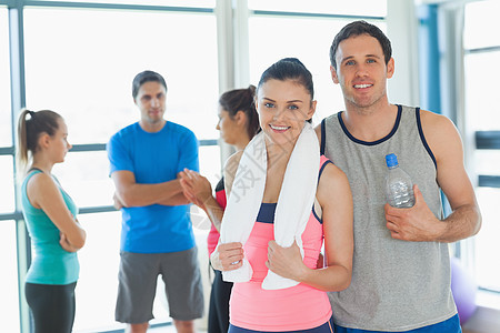 在运动室中配配有背景朋友的情侣女性俱乐部调子训练运动服水壶朋友们护理友谊健身房图片