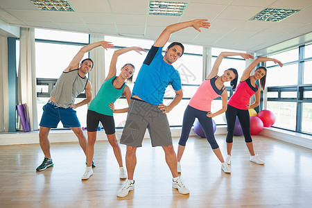 在瑜伽课上参加体力健身运动的全年人高清图片