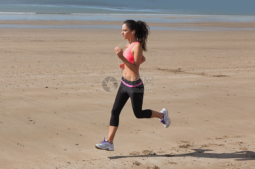 全身健康女子在沙滩上慢跑海洋头发支撑护理活力耐力女性棕色海岸线运动服图片