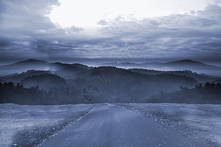 通向黑夜地平线的道路背景图片