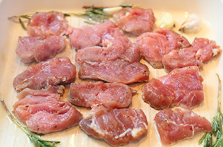 烧碎的肉片油炸火炉牛扒厨房食物美食团体平底锅猪肉棕色图片