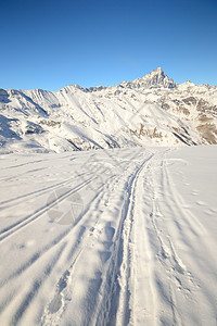 阿尔卑斯山的冬季冒险滑雪活动成就冰川山峰逆境寂寞愿望季节勘探图片