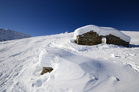 景色寒冬的旧草棚勘探活动雪鞋蓝色风景冰川冒险天空寂寞粉雪图片