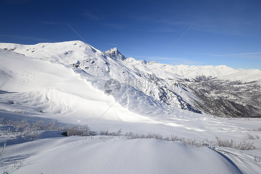 具有超光谱视图的雪坡季节冰川雪堆寂寞风景高原冒险地区滑雪运动图片