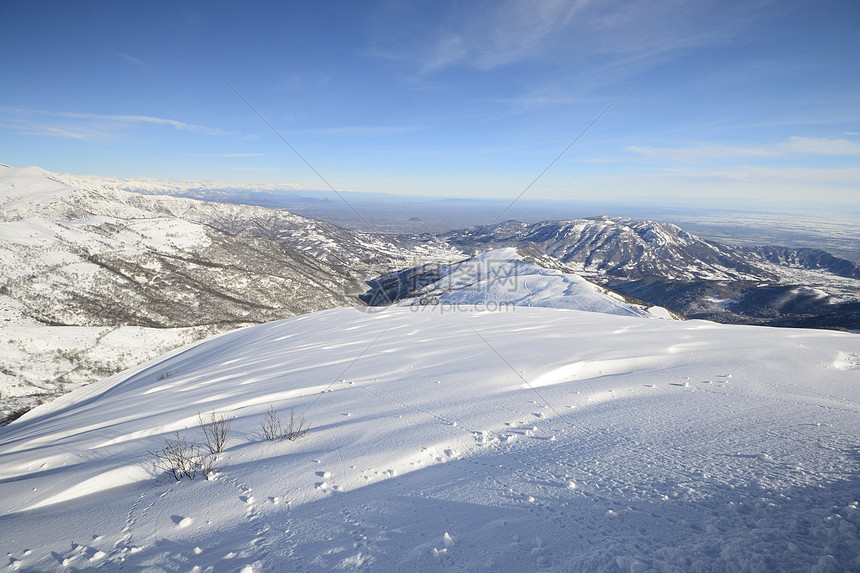 具有超光谱视图的雪坡山峰高原滑雪冰川寂寞全景山脉冒险地区勘探图片