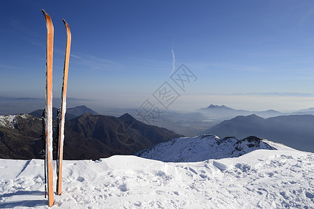 游滑雪旅行设备蓝色自由山脉器材冒险荒野寂寞雪崩山峰天空图片