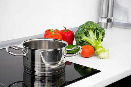 现代厨房加上岗炉灶的锅和蔬菜拨号木板胡椒橱柜烤箱植物黄瓜食物活力烹饪图片