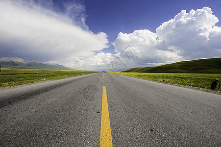 不止有青海湖彩色道路旅行驾驶灾难场景戏剧性阳光地平线黄色天空速度背景