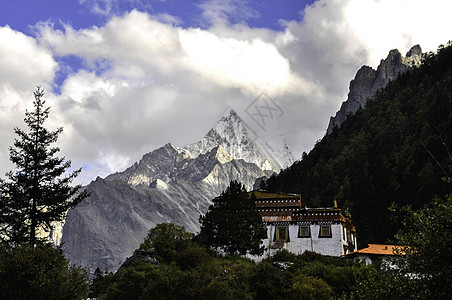 雪山风景蓝色白色季节公园旗帜国家旅行森林黄色图片