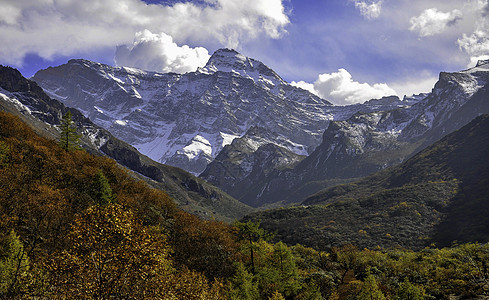 雪山国家风景森林公园旅行旗帜蓝色白色黄色季节图片
