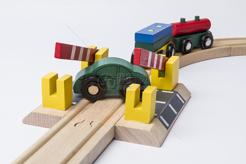 铁路过境点的玩具汽车图片