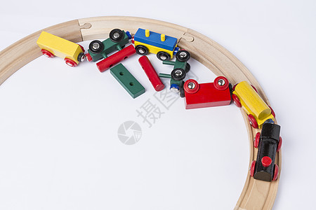 崩溃的木制玩具列车木材动车组焦点机车想法碰撞玩具童年红色客体图片