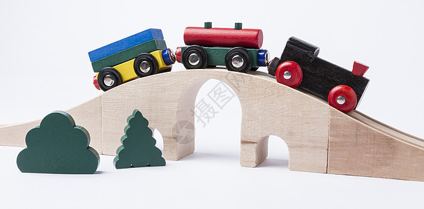 桥上的木制玩具火车玩物铁路黑色运输蒸汽木头货运背景车厢旅行图片