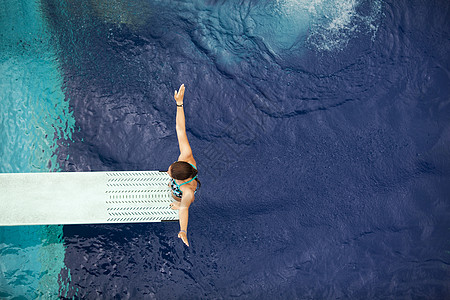 高潜水员太阳自由蓝色游泳池女性游泳飞跃活动运动潜水图片
