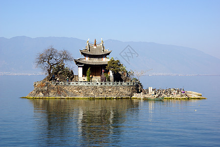 中国云南省达利Erhai湖村庄全景场景天空码头农村建筑学爬坡道钓鱼旅行图片