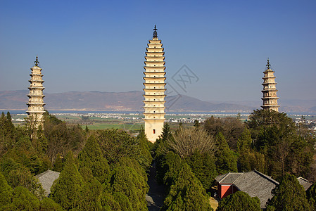 中国云南省达利老城三座佛教寺庙宝塔晴天艺术风景旅行池塘爬坡少数民族建筑建筑学图片