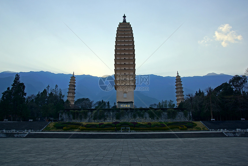 中国云南省达利老城三座佛教寺庙宗教佛教徒爬坡晴天池塘建筑地标反射建筑学树木图片