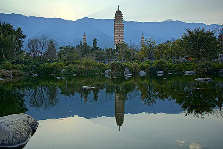 中国云南省达利老城三座佛教寺庙天空建筑学佛教徒风景国家旅行池塘宗教艺术少数民族图片