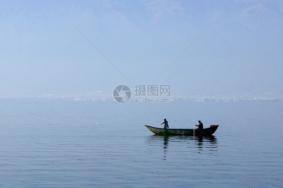 中国云南省达利埃海尔湖捕鱼者平衡渔夫风景天空日出传统独木舟爬坡男人蓝色图片