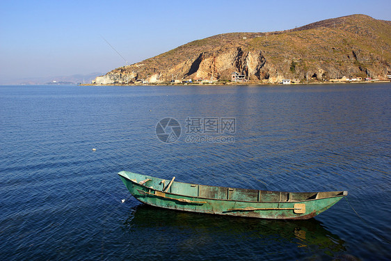 中国云南省达利埃海尔湖捕鱼者漂浮食物旅行爬坡渔夫平衡独木舟传统镜子天空图片