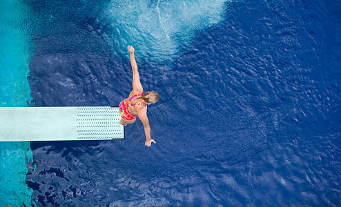 高潜水员活力运动飞跃女士乐趣水池游泳者游泳跳水假期图片